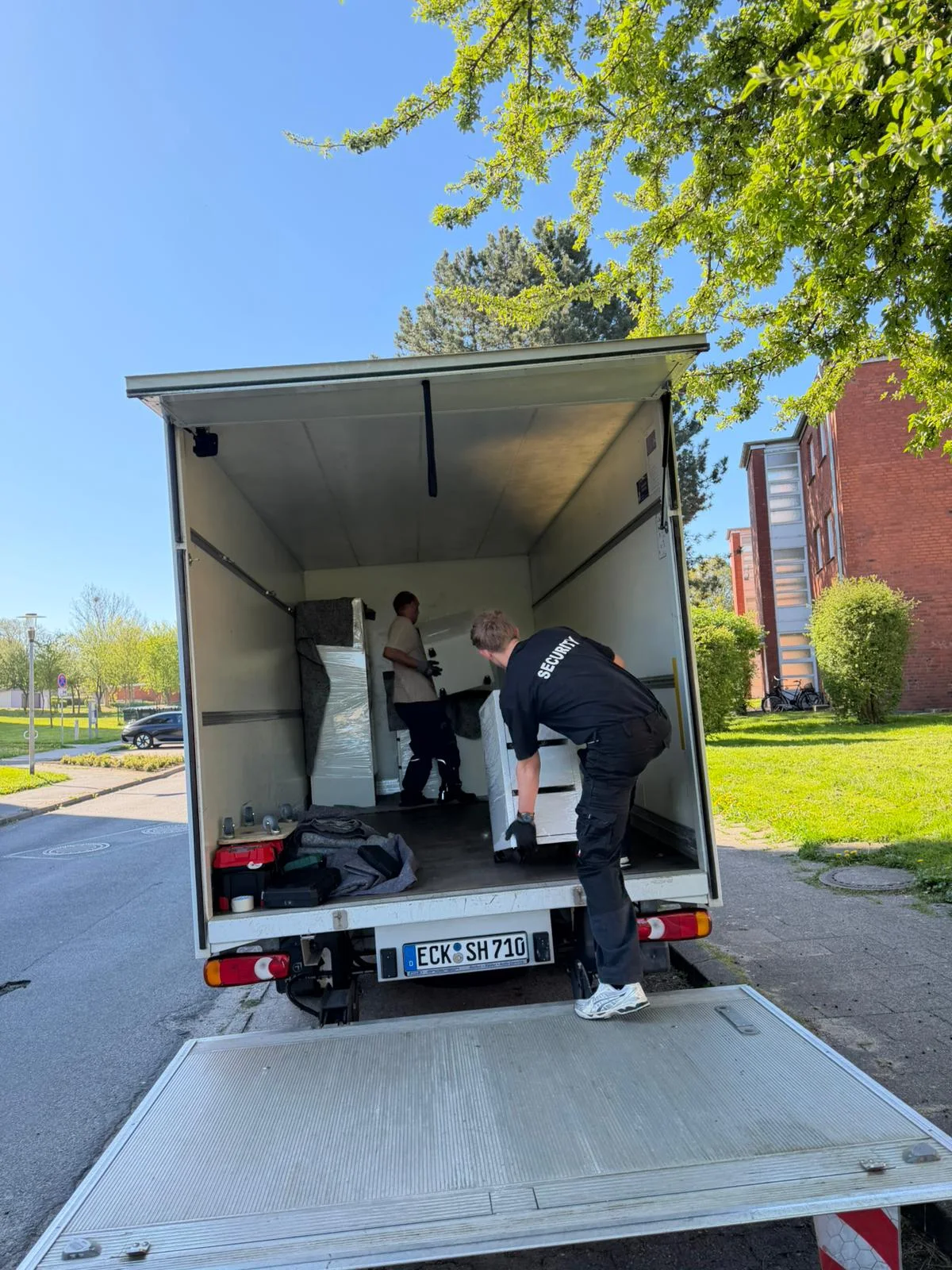 Möbel werden sicher in den Transporter geladen