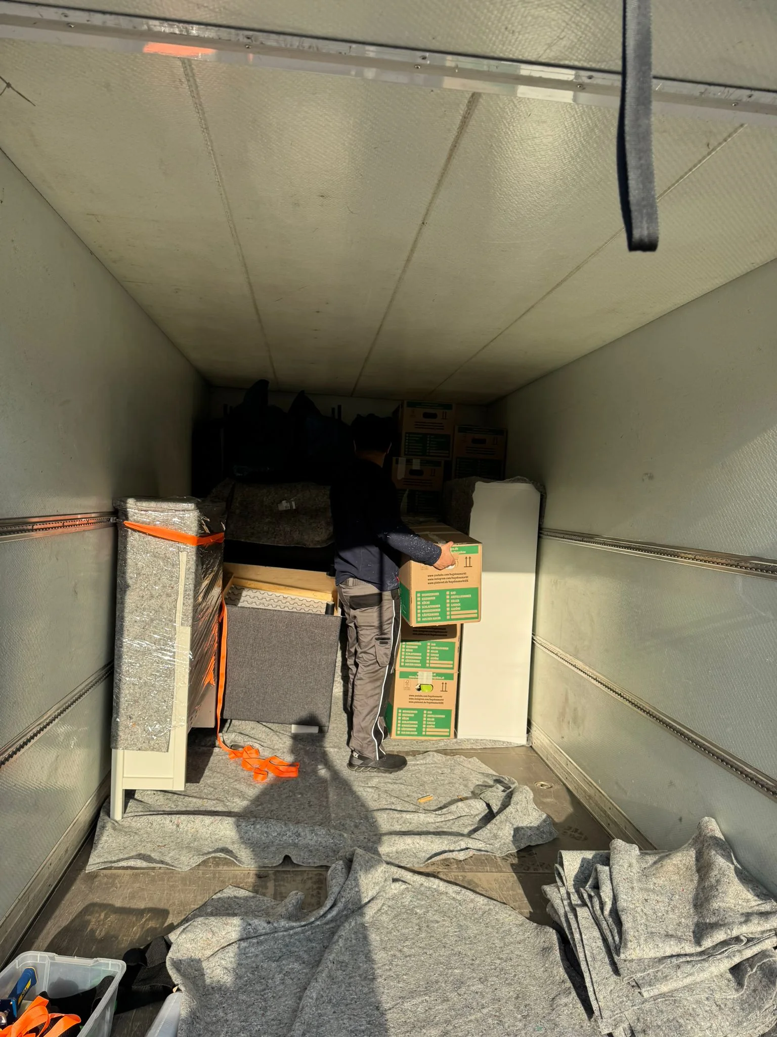 Sorgfältig gesicherte Möbel im Umzugswagen